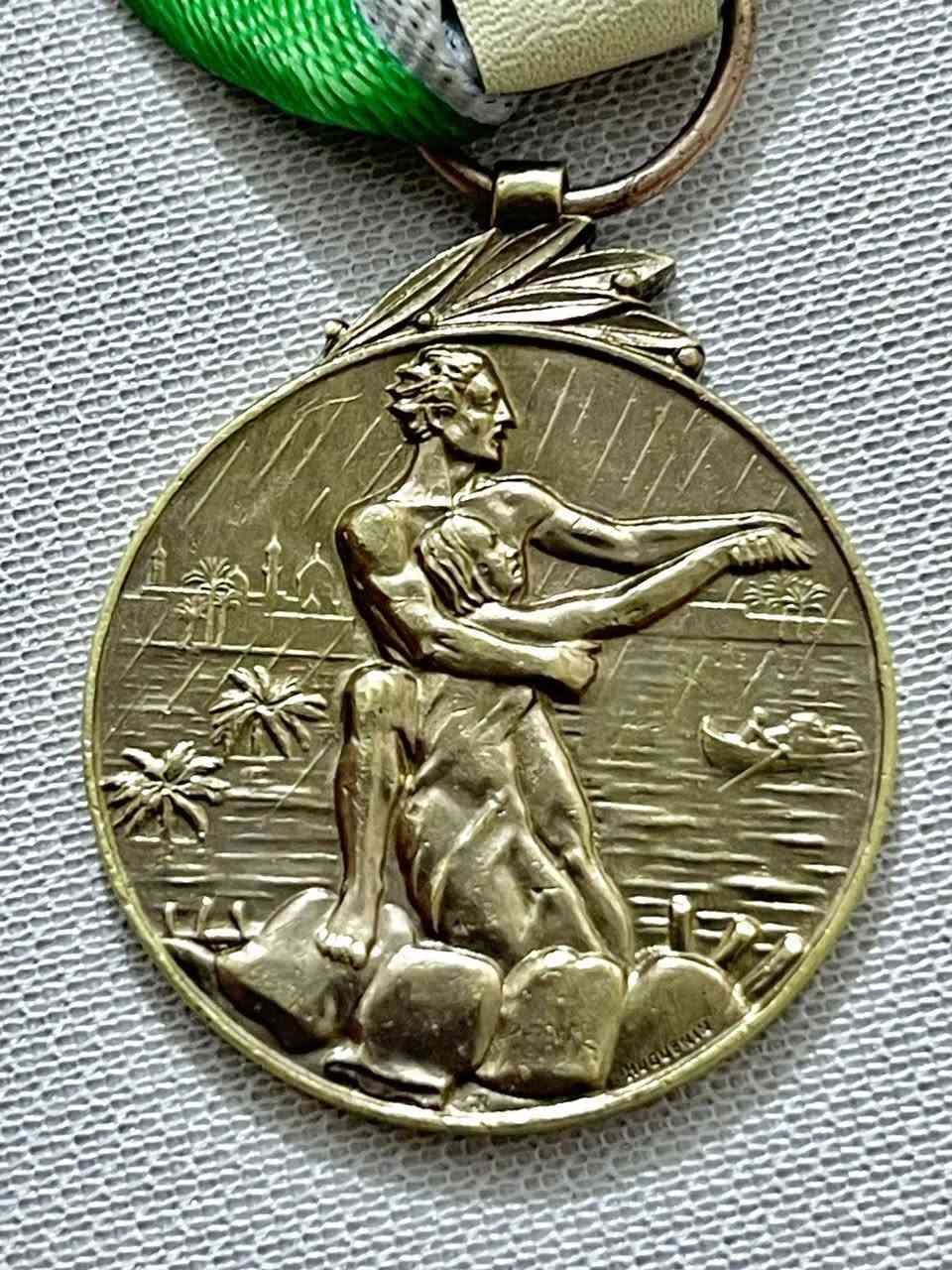 للبيع
نوط الانقاذ الذي تم اصدارة في زمن جلالة الملك فيصل الثاني رحمه الله .
وهو احد الانواط الملكية الجميلة وتم منحه لمن ساهم فعليا بعمليات الانقاذ من فيضان نهر دجلة عام 1954 . 
وجه النوط يحمل صورة بارزة لرجل وقد أنقذ أمرأة واضعا رجله على اكياس الرمل التي ترمز الى السداد وخلف الرجل من الجهة اليسرى شجرتا نخيل وقد غمرتهما المياه , ومن الجهة اليمنى زورق محمل بمواد الاسعاف وفي اقصى الصورة منظر جوامع ونخيل تمثل مدينة بغداد . 
اما الوجه الاخر للنوط كتبت عبارة نوط الانقاذ وتحتها عبارة فيضان العراق 1954 .
اما شريط النوط فهو مصنوع من الحرير .
 النوط مصنوع من البرونز وتم سكّه في شركة هجنن السويسرية Huguenin المعروفة عالميا 
للبيع السعر خاص 
او واتساب
***********
