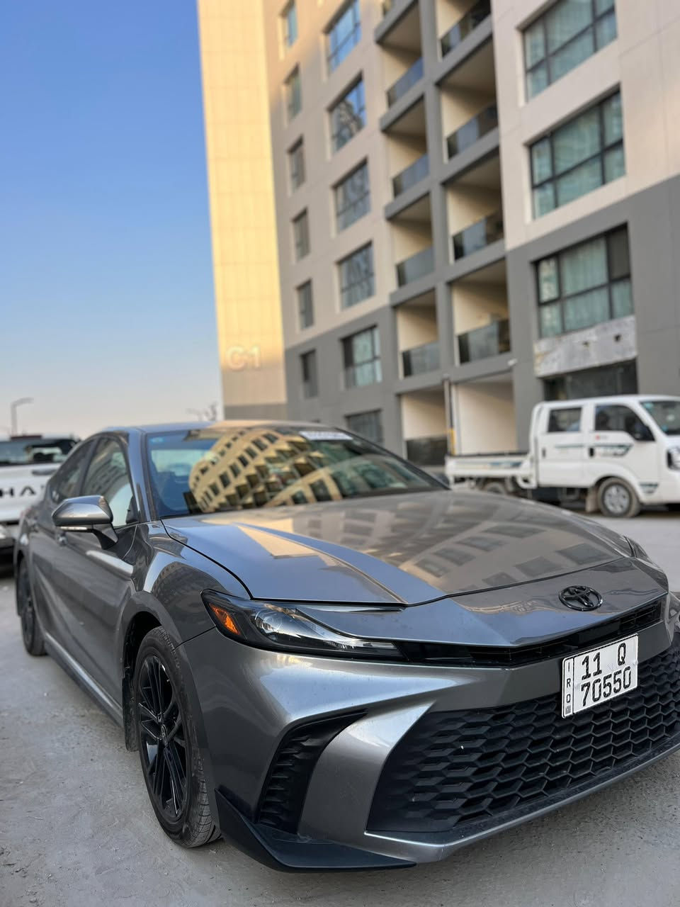 كامري موديل 25 هايبرد ماشيه 12 الف وارد امريكي ( بيع او مراوس حسب القناعه ) 

المحرك: 2.5 لتر 4 سلندر (في الموديلات الأحدث) أو محرك هايبرد، يوفر قوة جيدة واستجابة رياضية.

ناقل الحركة: E-CVT (في الهايبرد) أو أوتوماتيك 8 سرعات، مما يعزز الكفاءة والسلاسة.

الداخلية:
مقاعد رياضية (غالباً قماش أو جلد بالكامل) مع تحكم كهربائي للسائق.

شاشة لمس (8 بوصة أو أكبر) تدعم Apple CarPlay
.
نظام دخول وتشغيل بالبصمة (Smart Entry & Push Start).

شاحن لاسلكي 

تكييف أوتوماتيكي.

جنوط ألمنيوم رياضية (مقاس 18 بوصة).
كشافات أمامية (زينون أو LED.

مرايا جانبية بإشارات انعطاف وطي كهربائي

استفسار ع رقم *********** بي واتس اب
