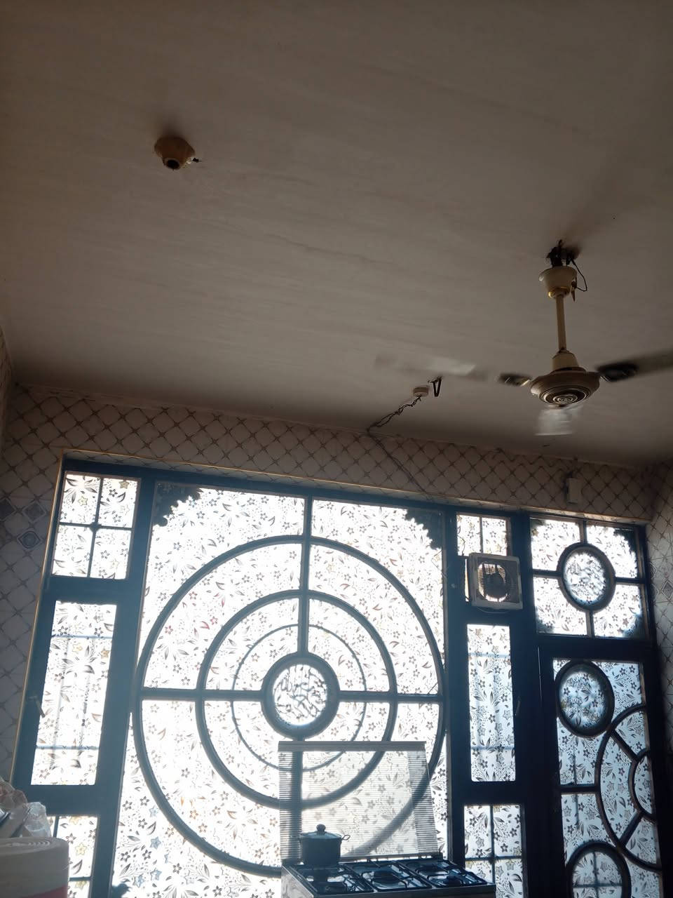 بيت البيع في واسط حي الحكيم البيت كامل ماعده الارضيه مطبك فقط المطبخ. الحمام. صحيات مساحة 225 البيت يحتوي على مجاري وانترنيت ضوئي السعر خاص رقم الهاتف *********** يحتوي على غرفتين واستقبال وهول ومطبخ وصحيات وبيتونه بناء بلوك
