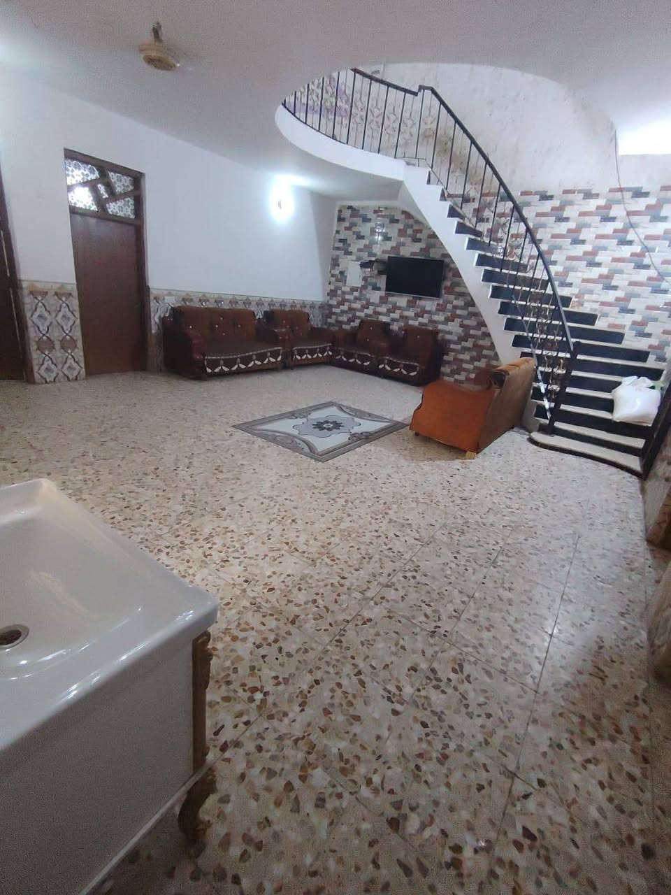 السلام عليكم
بيت للبيع مع قطعة ارض 
سند ٣٥
المساحه نصف دونم البناء ٣٠٠متر 
بناء طابوك طابقين يحتوي الطابق الأول  على ٢غرف نوم وصاله واستقبال وحمام ومطبخ بارد وحار
والطابق الثاني ٣ غرف نوم واستقبال وحمام ومخزن 
وكذالك تواليت خارجيه وحمام خارجي 
متوفر كل الخدمات ماء كهرباء وتبليط لحد لباب بيت جاهز من كل الخدمات 
العنوان تقاطع النهروان مقابل القريه النفطيه للإستفسار 
***********
