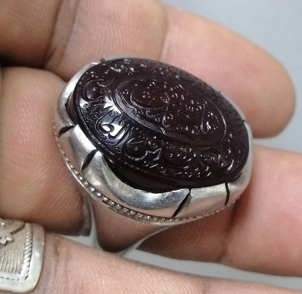 دومآ نريد أن تنال اعجابكم فيما ننشر من احجار نادره وجميله نقدم لكم جوهره من العقيق اليماني نخب اول لون زبيبي خطت بانامل الاستاذ ((اكبري)) يمتاز بصياغه البحرانيه القديمه للبيع على الخاص اوالاتصال على الرقم التالي ***********
