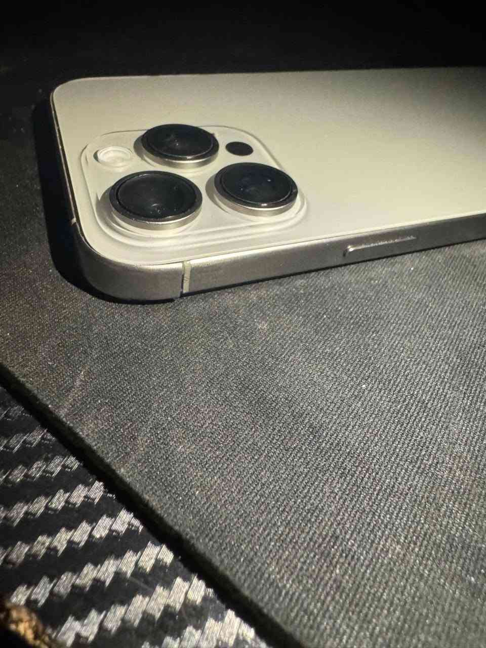 ما عندي وقت أكذب عليك وما عندي وقت أضيعه، فراح أحچيك بالطريقة اللي أحب أنا لو أنا اللي أشتري.
عندي **15 Pro Max** — أقوى ما صنعت آبل. مو كلام فاضي، الجهاز فعلاً صاروخ بالكاميرا والأداء وكل شيء. ذاكرته **256** وبطاريته **89%** ولحد هسة ما قصر يوم.

بس خليني أصارحك —

الشاصي بيه ضربة. الشاشة **OLED مبدلة** وجودتها مو أصلية، تسعين بالمئة منها زين بس مو أصل. وفيها نقطة صغيرة بالسيلفي ما تحس بيها بالاستخدام.

هذا كله قلته لأني ما أبيعك جهاز وبعدين تلومني.

السعر **725 ألف** — حسبت كل اللي فوق بالسعر وما زدت فلس. لو تعرف السوق تعرف إن هذا السعر منطقي على جهاز بهذا المستوى.

الجاد يراسل، وغير الجاد ما نضيع وقت بعض.

📍 بغداد — البياع
📩 الخاص مفتوح
ما عندي وقت أكذب عليك وما عندي وقت أضيعه، فراح أحچيك بالطريقة اللي أحب أنا لو أنا اللي أشتري.


**إذا كنت صاحب هذا الإعلان وتريد حذفه لأي سبب، رجاءا أرسل رسالة إلى الدعم الفني**