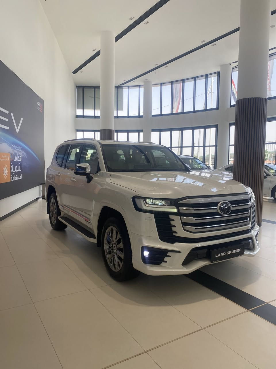 السلام عليكم 
لاندكروزر vx high limited 25 زيرو للبيع 
زيرو مماشيه 
محرك 4000/V6 تنفس طبيعي 

• مقاعد جلد.
• تدفئة المقاعد الأمامية.
• تبريد المقاعد.
• فتحة سقف.
• صندوق تبريد في الكونسول الوسطي (ثلاجة).
• أضواء داخلية.

• شاشة كاميرا بانورامية.
• شاشات عرض للمقاعد الخلفية.

• نظام التحكم التكيفي بالسرعة (رادار).
• نظام سلامة تويوتا 

للاستفسار عن السيارة التواصل عبر الرقم التالي
***********
