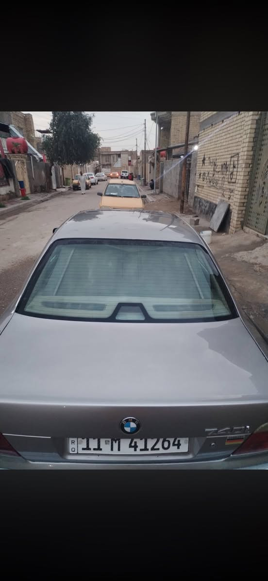 السلام عليكم BMW مديل 1995 البدي نظيف كير مكينه مكفولات فقط نضح دهن من قبق ولفات بسبب الواشر 
والدعامية الامامية مكسورة فقط 
سنتر لوك شغال 4 بيبان 
شاشة اندرويد وكاربلاي جديدة سماعات
الحدادية الامامية 100/100
الخلفية نص عمر 
سيارة بديها نظيف يرادلها ملاحظات بسيطه تخم تاير جديد 
ويل نظيف 
باتري اصلي جديد لايتات زنون 4 الكهربائيات كلها شغاله 
تبريد خير من الله 
مكان السيارة ميسان 
***********
متواجد فيس وواتساب
