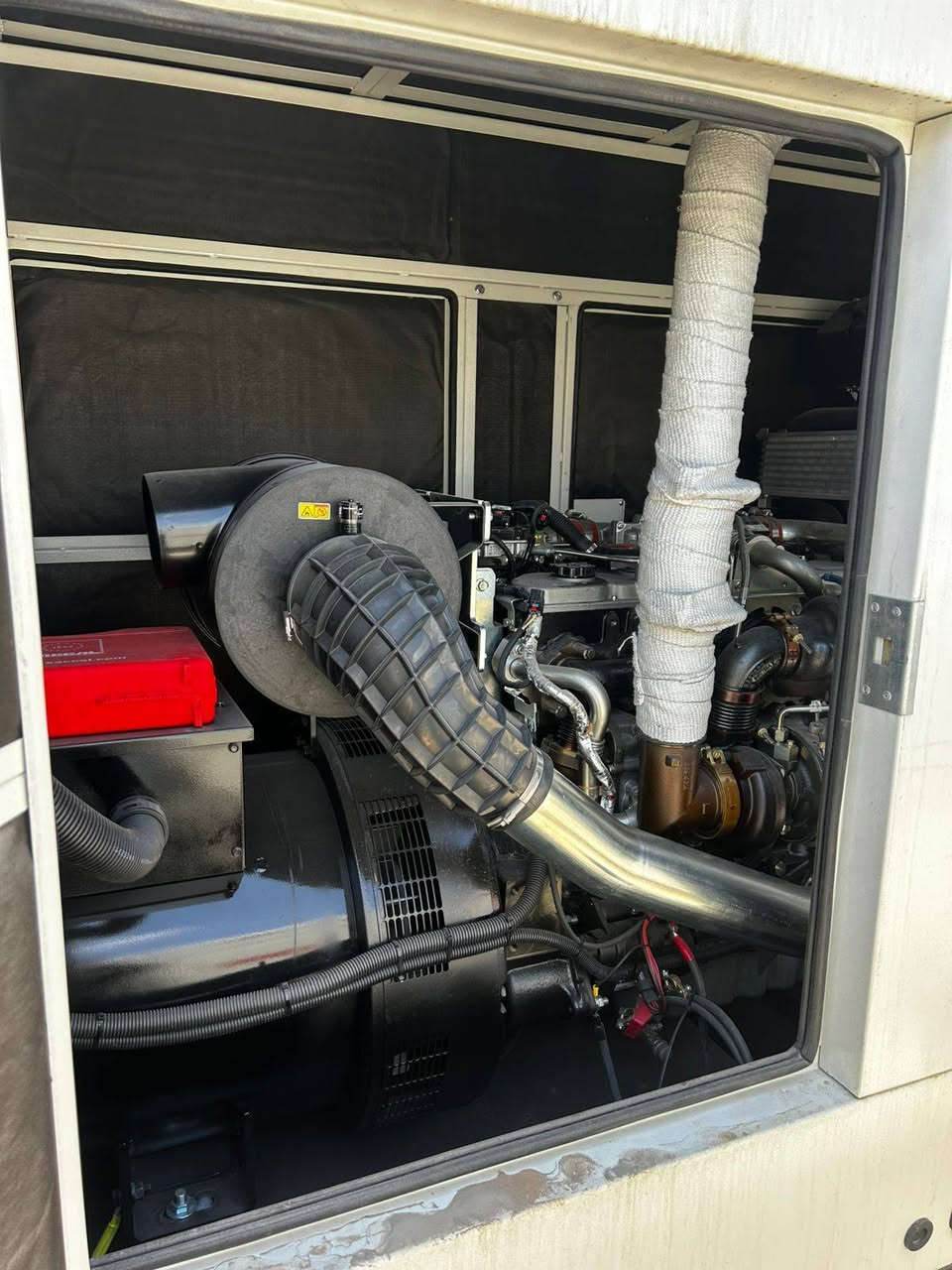 🌟 صباح الخير زبائننا الكرام 🌟
شركة الصقال لتجارة وصناعة المولدات تعلن عن وصول مولدات 275 KVA بمواصفات عالية وجودة مضمونة 💪

🔹 محرك Perkins (صناعة بريطانية 🇬🇧)
🔹 رأس توليد Leroy Somer (صناعة فرنسية 🇫🇷)
🔹 كارت تحكم DSE (بريطاني 🇬🇧)
🔹 كاتم لبناني عالي الجودة، مناسب للأجواء العراقية ويتحمل الظروف القاسية 🇱🇧

✨ أداء قوي + تشغيل مستقر + عمر طويل

🎁 وهدية خاصة لفترة محدودة مع كل مولدة!
💰 أسعار منافسة جداً ومناسبة للجملة والمفرد

🛠️ ضمان سنة أو 1000 ساعة تشغيل (أيهم أسبق)
🛠️ خدمات صيانة متوفرة + قطع غيار وزيوت أصلية

🚚 النقل والنصب داخل بغداد مجاني

📞 للاستفسار والحجز:
***********
أو مراسلتنا على الصفحة مباشرة

🔥 لا تفوّت الفرصة… العدد محدود 🔥
