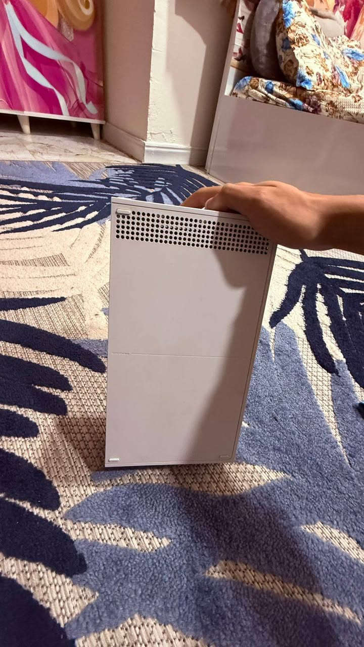 للبيع xbox series S
،،الاكس بوك نضيف جدا

،،اليدة اصلية مال شركة بس بدلتله القاعدة مال بطارية 
والبطارية اصلية هم مال شركة 

،،ويا هارد 1TB تخزين العاب اي شي تريد اسوي بي اخذتة جديد 
سعرة 70 الف 

،،التخزين الداخلي 512 كيكبايت 

ملاحضة : بدون كارتونة 

ملاحضة : غير مفتوح ابدا

السعر : 350 او بي مجال 

واتساب : ***********
