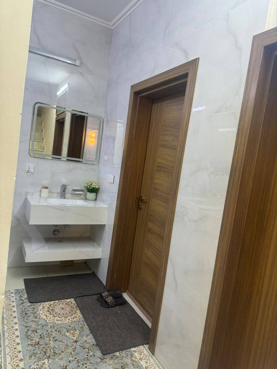 يعلن مكتب عالم العقارات🏠
السلام عليكم 

سعره 350 وبي مجال 

للبيع للبيع دار مساحه 150 متر

 واجهه 7ونص نزال 20 

بناء سنه 2022

العنوان : بغداد حي الجهاد الحمدانيه خلف شارع 15 
 
يحتوي على كراج كبير
 وحديقه صغيره
واستقبال ومطبخ 
 وصاله كبيره 

غرف عدد 4

صحيات عدد3 

مناور عدد2 

بيتونه وسطح كبير 

* ملاحضه : شغل راقي و ب أدق التفاصيل

للاستفسار / ***********
***********
يوجد لدينا عقارات جميع مناطق حي الجهاد ومختلف الاسعار .
