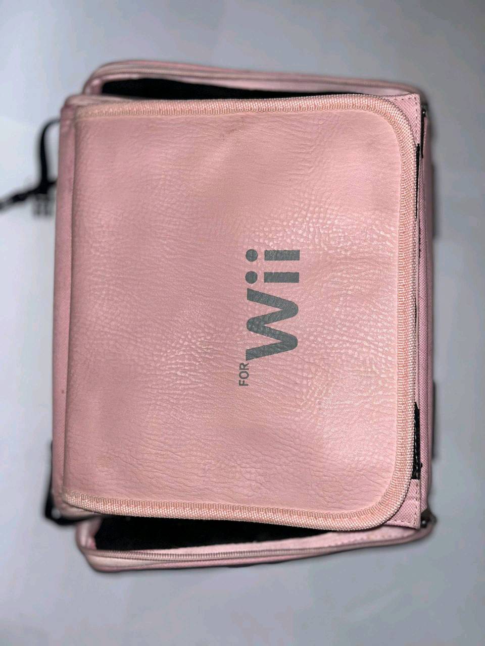 🎮 العرض الأقوى: نينتندو وي (Wii) بكج "فول ملحقات" وألعاب! 🎮
يا شباب، هذا العرض للي يدور المتعة والنظافة. جهاز Wii النسخة الأوروبية (RVL-001) الأنظف، مع كومة ملحقات وألعاب تخليك تشغله وتلعب مباشرة! ✨
💰 السعر: 70 ألف دينار فقط! 💸
(التوصيل مجاني لكافة أنحاء العراق 🚚🇮🇶)
تنبيه: السعر نهائي لأن الملحقات والألعاب وحدها تسوى أكثر من نص القيمة! 😎
💿 مكتبة الألعاب المرفقة (10 قرص!)
10 أقراص منسوخة. 📀🎮
🌟 الملحقات الإضافية (مفاجأة العرض):
ذاكرة SD بسعة 16GB: حتى تنزل عليها ألعاب . 💾🚀
فلاشة SD Reader: لنقل الألعاب من الحاسبة بكل سهولة. 💻
اليدات الأساسية: ريموت أصلي + ننشاك أصلي. 🕹️
الجنطة الوردية الأصلية: لمة كل الغراض وحاميتهم. 🎒🌸
📋 معلومات الجهاز:
الموديل: RVL-001 (يدعم ألعاب الكيم كيوب). 🎮
الحالة: نظيف جداً، قارئ الأقراص شغال 100%، ستيكر ماريو مميز. ✨
النظام: حالياً نظام المصنع (أصلي) وقابل للتهكير بسهولة بوجود الـ SD. 🛠️
📍 الموقع: الديوانية
📞 للتواصل: واتساب أو خاص على الرقم: ***********