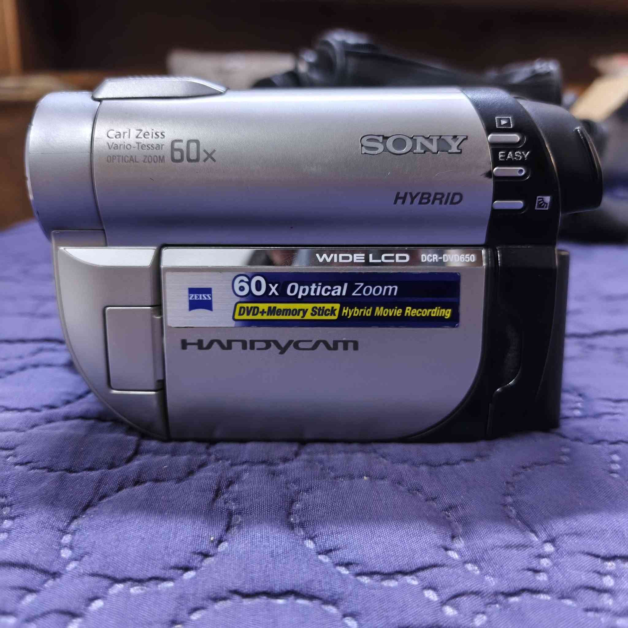 كامرة سوني Sony Handycam DCR-DVD650 كامره نضافه 100/100لا طابه تصلح ولا مفتوحه كامل ملحقاته شاحنه او كيبل عرض وبطارية الجنطه مالته من الاخير تجي وتشوف بيعين النضافه ولقطعه الحلوه العنوان بغداد السريدات ***********
