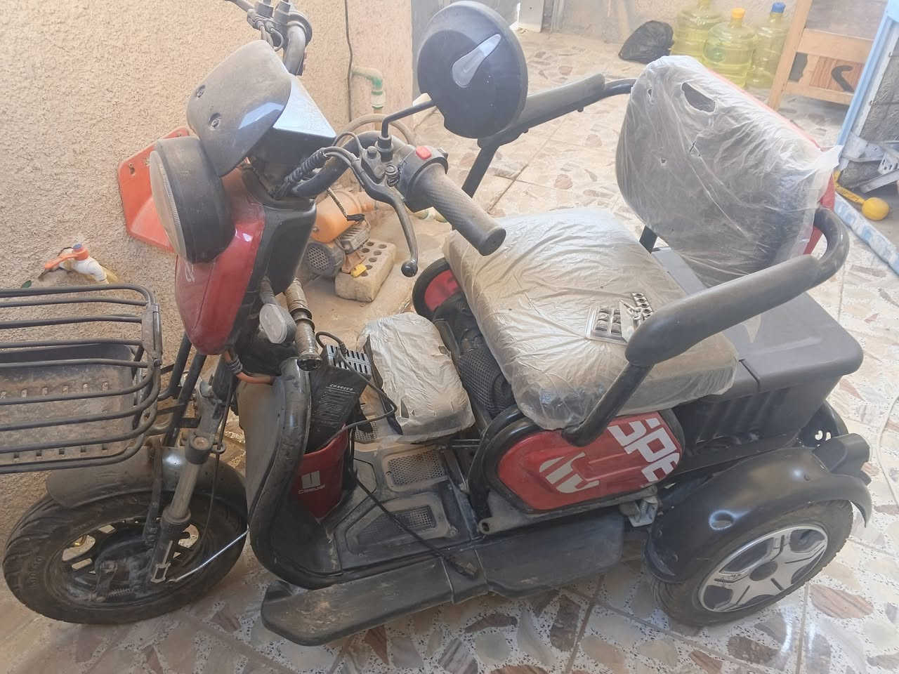 سلام عليكم 
دراجه شحن 3تايرات 
دراجه جديده ماشيه 20 يوم ونتركت 
زيرو سعر 700 أو بيه مجال قليل للطيبن مكان بغداد
سيطرت الشعب القديمه
***********
