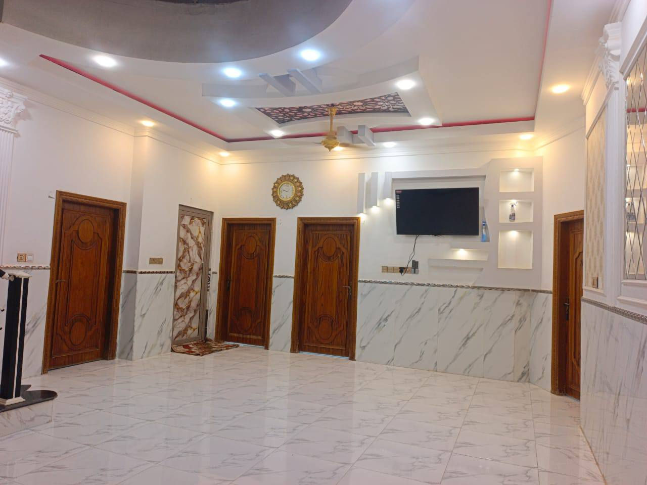 سلام عليكم 
بيت طابقين للبيع 
بحي بغداد موقع مميز
كل الخدمات متوفره
بناء درجه اولى من ناحيه ديكورات وترتيب 
بناء طابوق 
يتكون من 3 غرف و3 حمامات وديوان وباقي التفاصيل 
غرفه ٤×٦
غرفه ٤×٥
غرفه٤×٥
صاله ٧×٨
ديوان٨×٤ونص
المطبخ ٦× ٤
والمطبخ بارد٢×٢
حمام ٣
بناء ٢٥٠
وطارمه ٥٠
وسطح بي سقيفه 
السعر 420 وبي مجال 
للاستفسار الاتصال على 
***********
