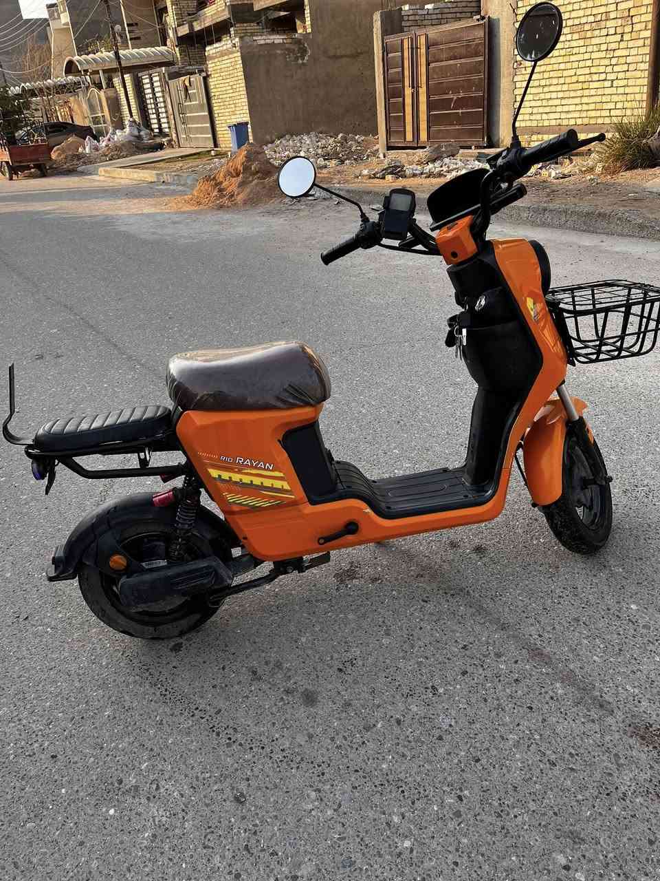 السلام عليكم 
دراجه ريان R10 للبيع 
تشغيل بصمه و سويج 
بطاريات نضيفه   🔋 
دراجه كامله بس الكشر شويه تعبان 
العنوان : المحمودية حي البتول 
الرقم :***********
السعر :345  وبيهة مجال 🪬
