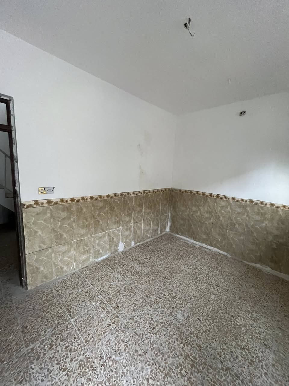 مشتمل للبيع طابو صرف صب مسلح طابقين
المساحة ٥٠ م

الموقع الأمين الثانية مجاور مدرسة المارد العربي

الطابق الاول 
حمام خارجي
و استقبال
و مطبخ صغير
و منور
و غرفة نوم

الطابق الثان
غرفة نوم
و خدمات
و سطح صغير

للأستفسار رقم صاحب المنزل
***********
