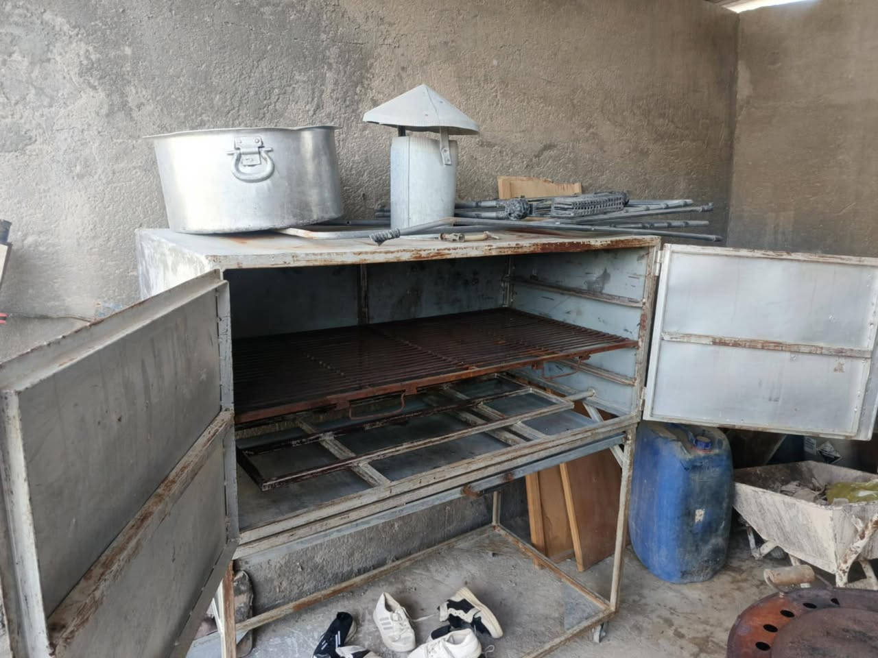 السلام عليكم 
متوفر للبيع  صوبه غازيه عموديه 
وشوايه الارتفاع متر ونص العرض مترين  التواصل والاستفسار  الاتصال *********** 

ادمن وافق
