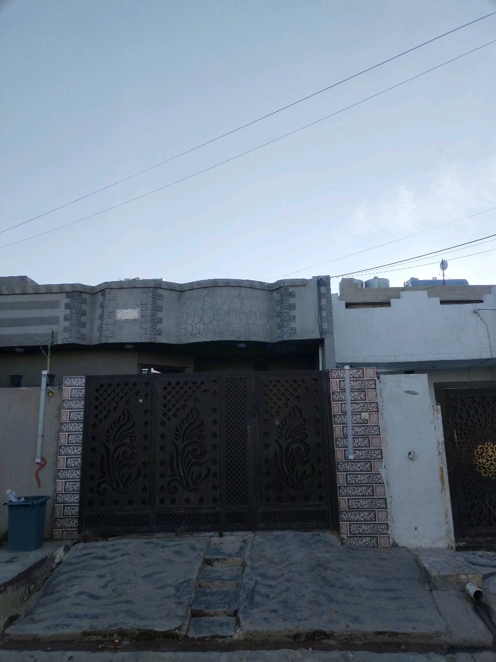 سلام عليكم
دار للبيع في الصالحي يبعد ١٠٠ متر من جامع الصالحي خدمات كامله تبليط ومجاري المساحه ٢٠٠ متر يتكون من كراج وحديقه واستقبال ومطبخ وهول و٣ غرف نوم واحده طابق ثاني مساحتها ٩ *  ٤  صحيات داخل وخارج حتى ستايكر مشتغلينه اعلى واحد بالفرع سنه البناء ٢٠٢٠ فول سيراميك فقط سقف ثانوي وصبغ بعد مامشتغلينه السعر ٦٢ 
***********