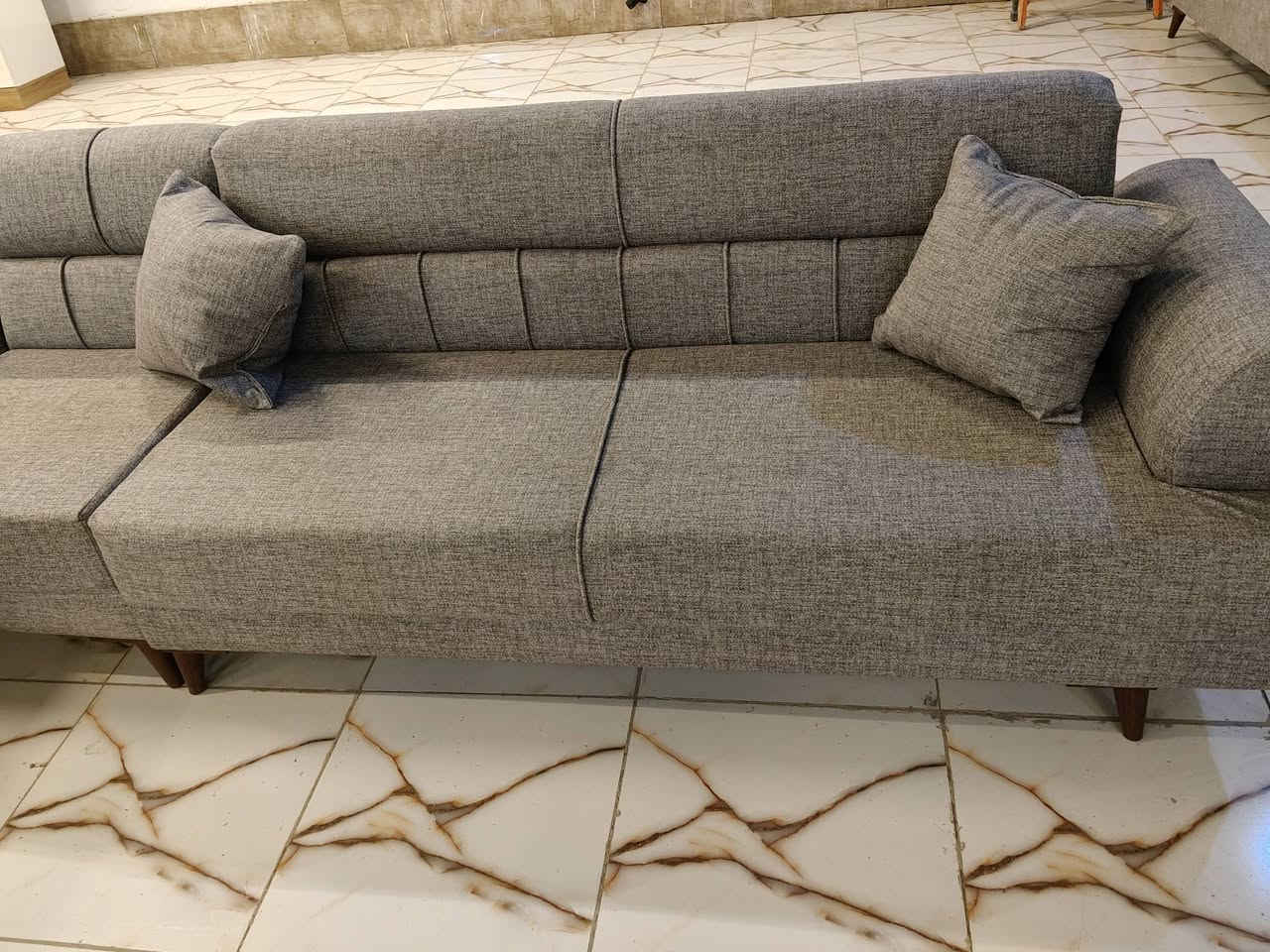 يتوفر ديوان عراقي شغل ممتاز جميع اجزاء هيكل التخم بلوك اسفنج مميز قماش كتان تركي بلونين الرصاصي والبيج متوفر الآن في معرض الشركه الكائن طريق رفاعي نصر مجاور جامعة اوما الاهليه للاستفسار اكثر يرجى الاتصال على الارقام التاليه 
***********
*********** واتس فايبر تلگرام 
الشد والنقل داخل محافظة ذي قار مجانا
