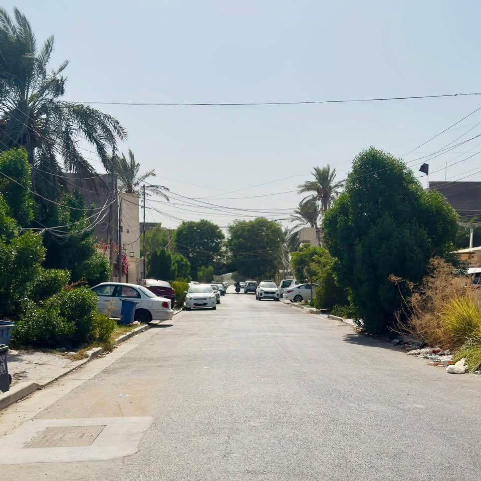 ارض للبيع في منطقة السيدية مربع الاقتصاديين شارع عرض 15 متر ورصيف 4 متر تحتوي على تداخل حرف (( L )) كما موضح في الصورة ادناه

مساحة : 600 متر 
واجهة : 10 متر  نزال : 40 = 400 متر مستقيمة بدون تداخل بعد ال20 متر الى نهاية القطعة تفتح الواجهة  20 متر
المحتويات : قطعة ارض 

السعر : مليار و350 مليووون بسس السعر مناسب جدا

عندك بيت 🏠 وحاير شلون تبيعه احنة نجيبلك المشتري وبسعر الذي يناسبك

عندك بناء 🏗️ وما عندك وقت تبني احنة نبني لك بأسعار تنافسيه وبكوادر هندسيه مع توثيق مراحل العمل بالتصوير حتى تكون مطمئن

(التعامل والتفاوض مع صاحب العقار مباشر)

أهم انواع الاستثمار المالي هو الأستثمار العقاري .... مع الكوخ للتطوير العقاري . تستطيع استثمار اموالك بطريقة أمنة بشراء عقار في منطقة السيدية .
________________________________

للاستفسار الاتصال او المراسلة على :-

***********📞

 او زيارة موقع الشركة 📍
السيدية الضباط شارع المركز
الكوخ للتطوير العقاري
