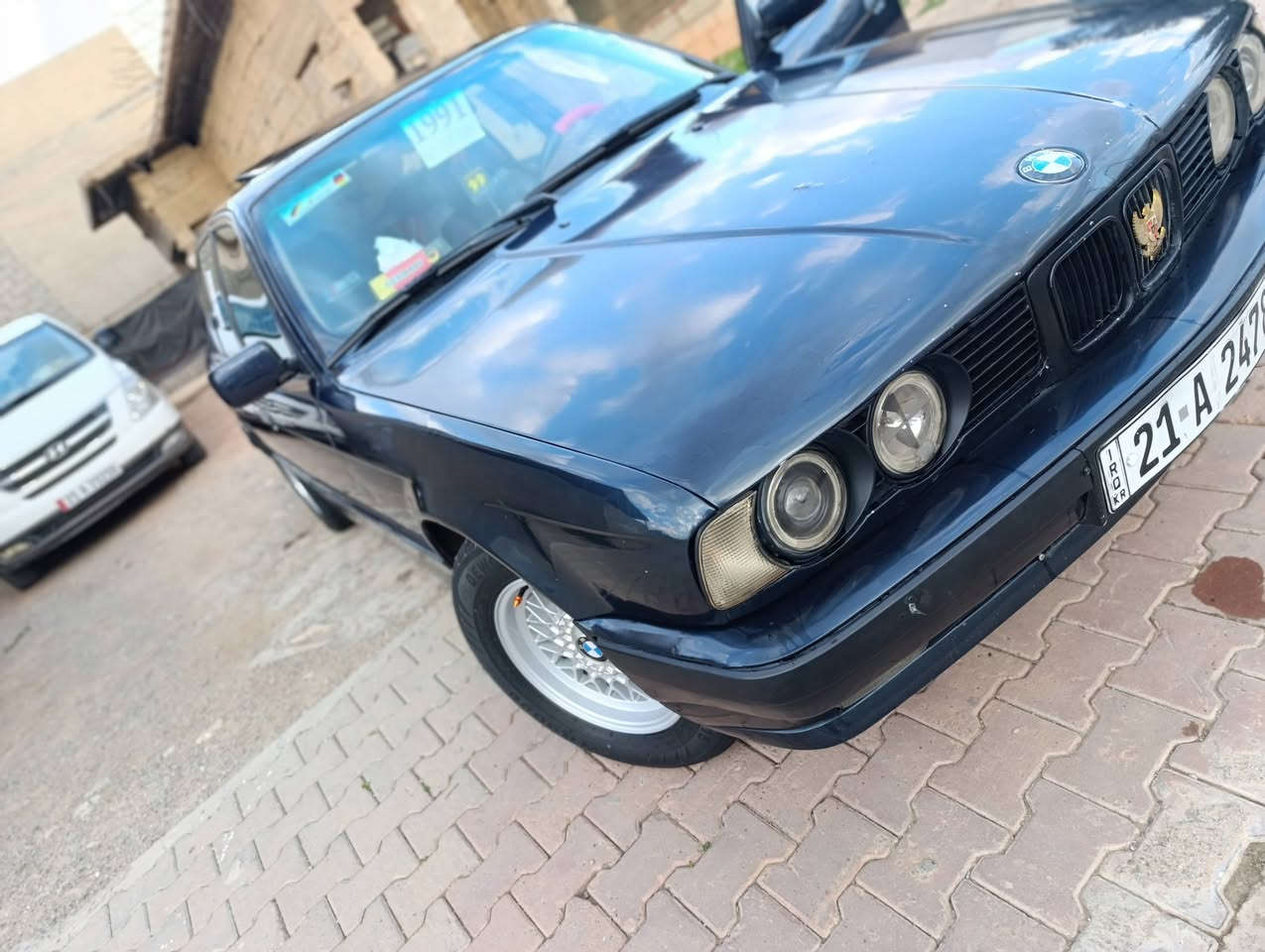 سلام عليكم 
للبيع BMW 520 لون نيلي 
گير عادي فتحه سقف و جام كهربائي كشنات جلد گير محرك كهربائيات كلها بشرط منظومه زنون صدر امامي خلفي كلها بشرط 4 تايرات جديدة ويل خليه جديد رقم سليمانيه رقم و السنويه جديده لحد 2029 السيارة جاهزة صبغ جماليه 
السعر 58 وبي مجال مكاني كركوك 
*********** واتساب 
***********
