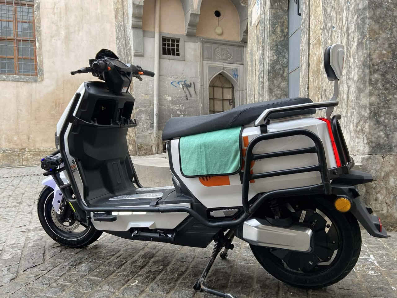 � للبيع ماطور كهربائي RAYAN نظيف جداً 🚨

ماطور استخدام شهرين ،مرتب وما بيه ولا ملاحظة.

⚡ المواصفات:

 • كهرباء 100% هادئ وموفر
 • ضو LED أمامي قوي
 • كشافات جانبية
 • شاشة ديجتال
 • كرسي مريح ويا مسند خلفي
 • صندوق خلفي عملي
 • حمايات جانبية حديد
 • ثبات عالي وإطارات عريضة

✅ جاهز للاستعمال فوراً
✅ استخدام خفيف
✅ نظافة عالية

📩 للي جاد فقط مراسلة خاص
📞 أو اتصال ‭٠٧٧٣ ٣٢٢ ٩٨٦١‬
‭
