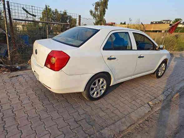 السلام عليكم ،، جيلي أم كي 2012 مصبوغة حزام كير محرك تبريد تدفئة خير من الله والسيارة رقم بغداد انكليزي قبل اسبوع مبدلة وهزة جديدة سعرهه 45 وبيهه مجال ،، مكاني بغداد الزعفرانية وهذا رقمي   ***********
