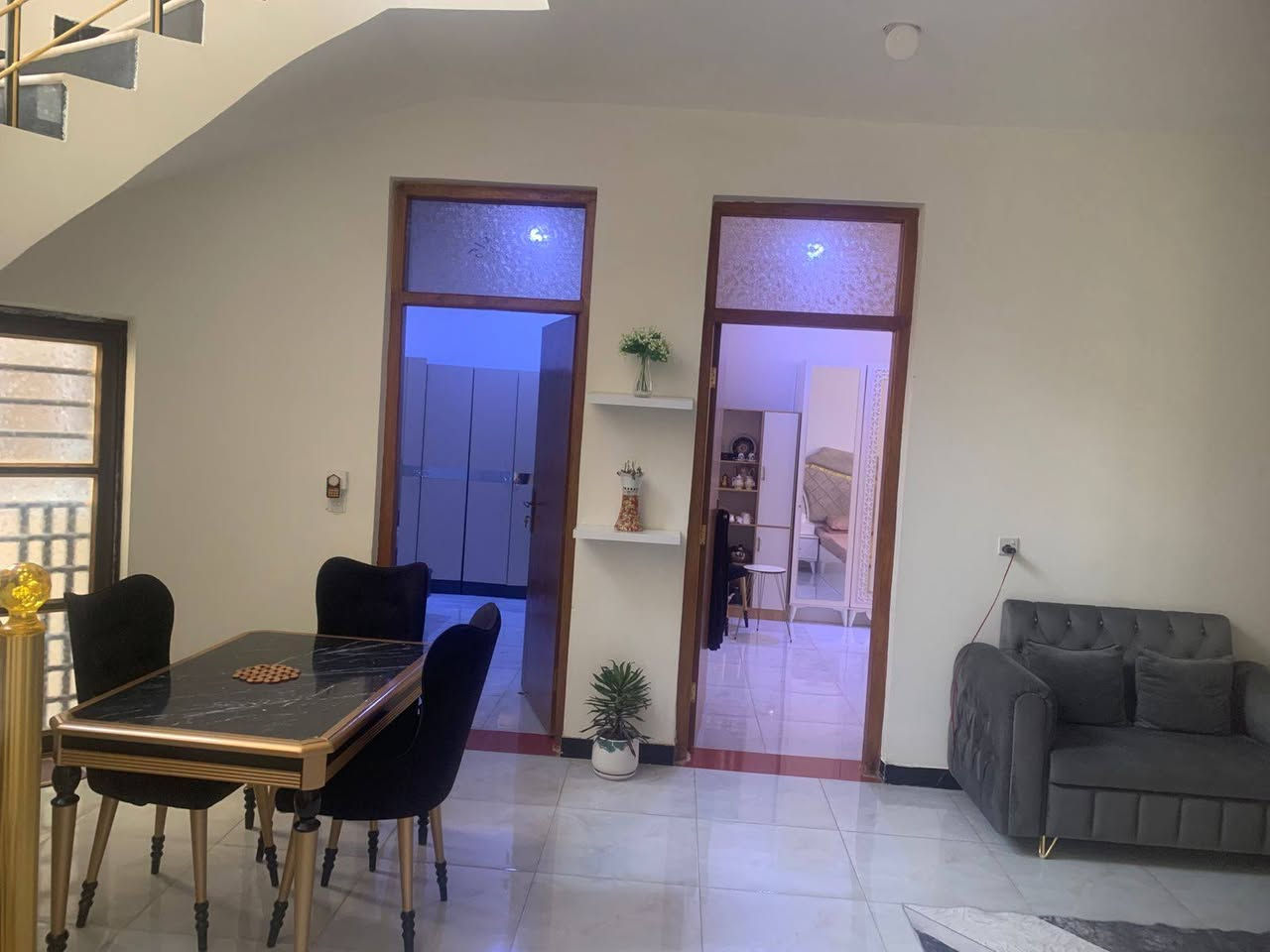 بيت في منطقه الرواد السكني خارج المجمع للايجار حاليا البيت فارغ غير مسكون للتواصل على الرقم  ***********
مساحه البيت 240

