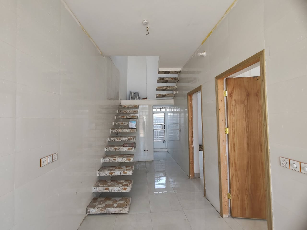 🏡 دار للبيع خلف مستشفى القاسم ━━━━━━━━━━━━━━
📍 الموقع: يبعد 50 متر عن شارع حلة - ديوانية
✅ خدمات كاملة
✅ الشارع مبلط
━━━━━━━━━━━━━━ 📐 المساحة: 100 متر 📄 السند: 25 طابو زراعي ━━━━━━━━━━━━━━
🏠 مواصفات الدار:
🛏️ غرفة نوم
🛋️ صالة استقبال
🚿 مجمعات صحية داخلية وخارجية
🍽️ مطبخ بارد
🧱 البناء طابوك
━━━━━━━━━━━━━━ 📢 ملاحظة: الدار خالية حالياً ━━━━━━━━━━━━━━
📞 للاستفسار: ***********
💰 السعر: مراسلة واتساب أو ماسنجر ━━━━━━━━━━━━━━
📢 إذا عندك دار للبيع أو أرض زراعية اتصل بينا أو راسل الصفحة.
🏘️ بيوت معروضة بمختلف الأحياء السكنية وبأسعار ومساحات متنوعة.
📞 أرقام التواصل موجودة داخل المنشورات.
