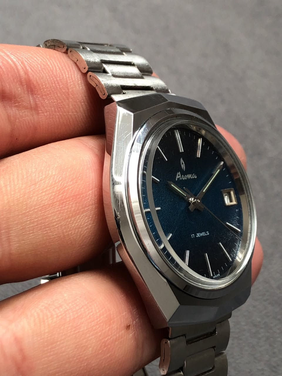 ساعه اروما
نصب تكويك ١٧ حجر 

قطر ٣٦ * ٤٠

نافذة تاريخ يومي 

جميع تفاصيل ساعه بلادي 

نظافتها كالجديد


**إذا كنت صاحب هذا الإعلان وتريد حذفه لأي سبب، رجاءا أرسل رسالة إلى الدعم الفني**