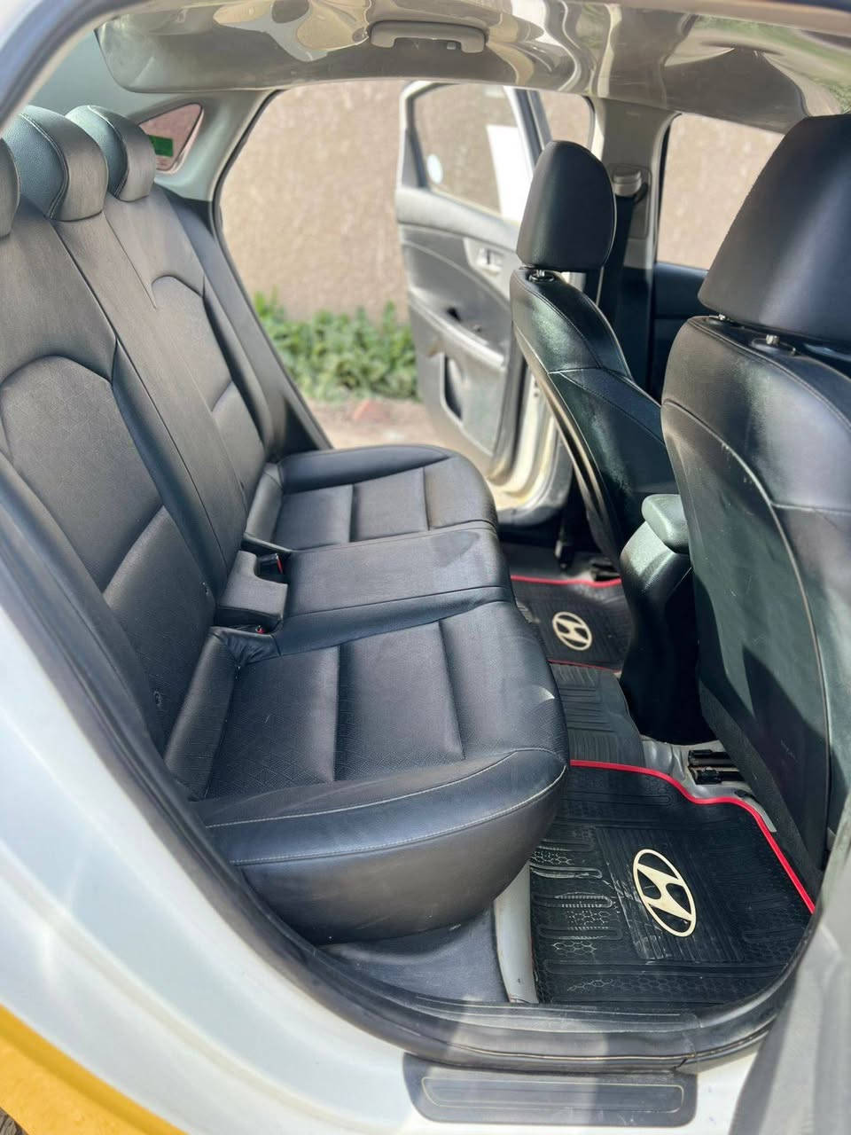 السلام عليكم
سيراتو خليجي فووووول مواصفات عدا الفتحه 
كيا سيراتو خليجي 2022 جديده جدا
كير محرك 1600 دوش ممتاز جدا مامفتوح بي برغي
بصمه تشغيل وابواب وصندوق
لد امامي نهاري
ترحيب عند الاقتراب
مري شفط
كراسي جلد
راداد جانبي
سايد بيرك بصمه
حساس مطر
شاشه لمس وكامره دواره
جنطه ذكيه
تبريد ثلج بمعنى الكلمه
شاشه اعطال
اشاير بل مري
تبريد بيانو
مرايه تعتيم
تدفئه بل كشنات
فول تحكم ستيرن
تخم تاير جديد باتري جديد
منظومه غاز مع كارت الضمان
هيئه مصفره + رقم دولي الجديد سنويه 2029
سياره جاهزه مابيها اي نقص
سياره بعد بيها مواصفات  سعر 125 ورقه وبيها مجال للطيبين التساهل موجود وتأخذوها من عيوني بغداد قرب ساحه عدن *********** حيدر السعدي للبيع أو مراوس
