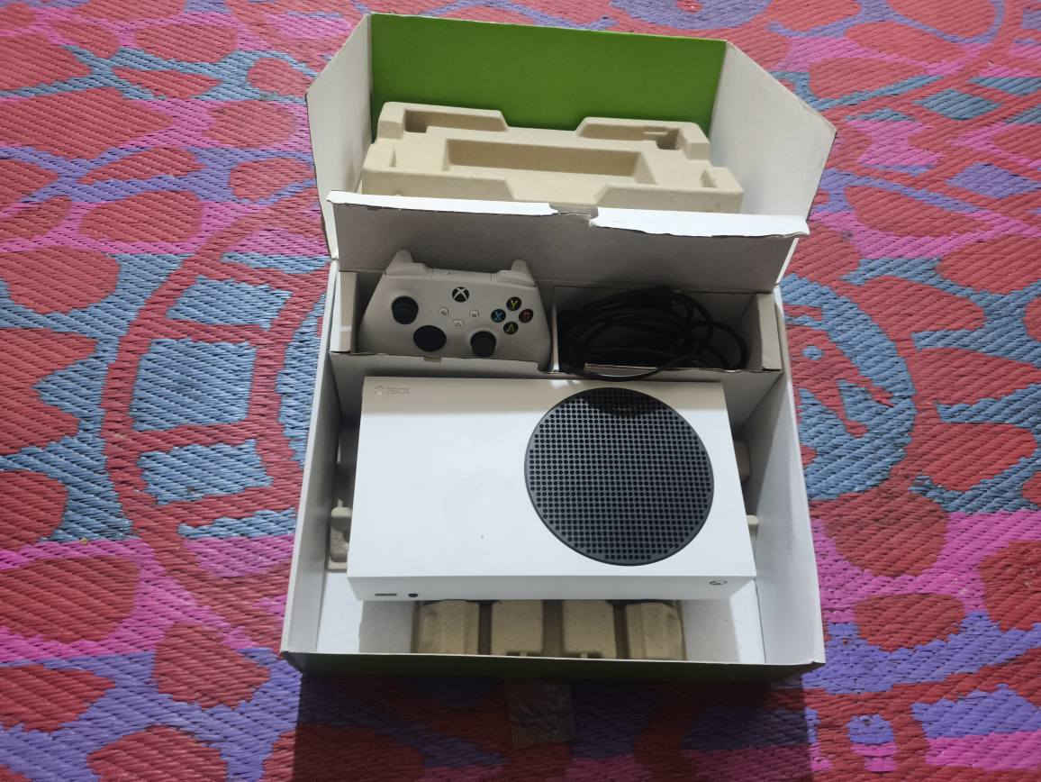 اعيد النشر بسبب العود الكاذبه سلام عليكم شباب سيريس اس لوك ستيكر مكفول من كلشي مع كارتون كيبلات اصليه جوستك اصلي مع كيم باس شهرين جهاز لا مفتوح ولا مصلح سعر 310 مكاني بغداد شعب حي اور سبع قصور  رقمي *********** متواجد واتساب
