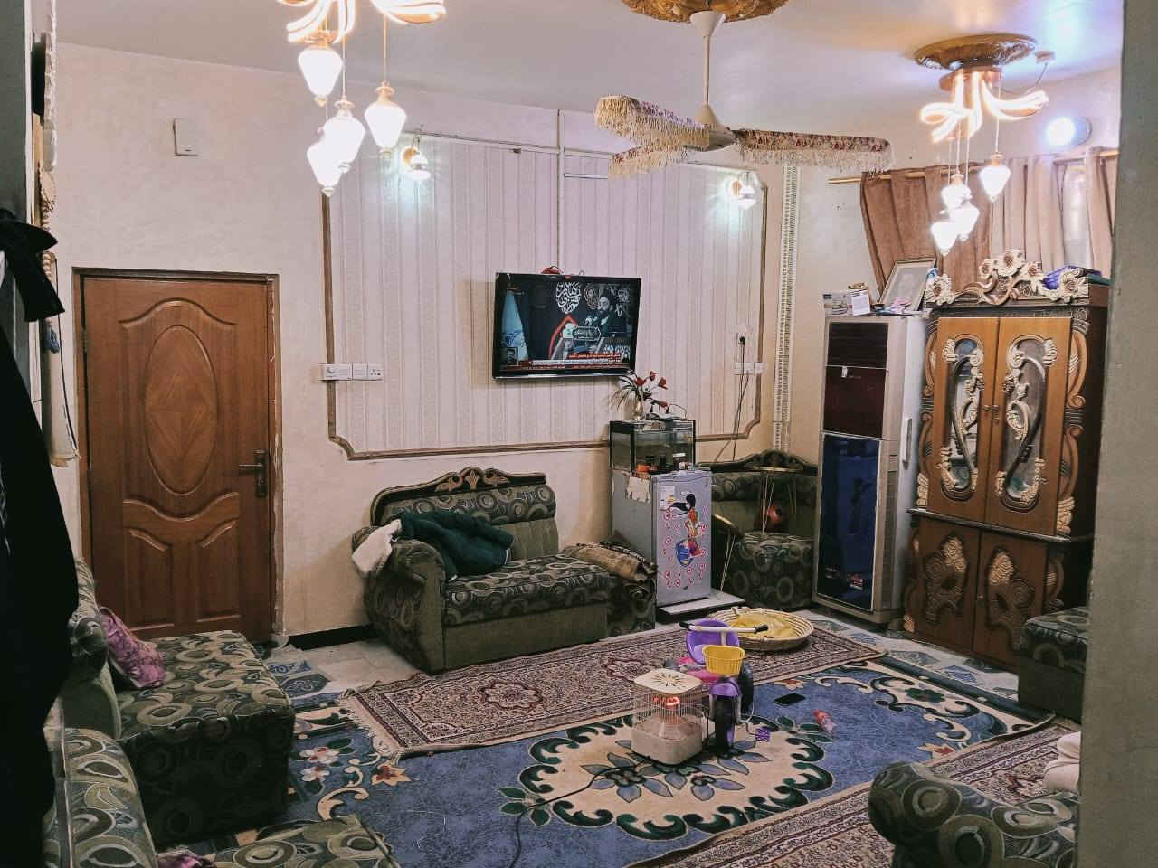 سلام عليكم بيت طابو زراعي بيه وصل بلديه وماء وكهرباء للبيع بزديناويه بشارع لمركز  يم جامع الحكيم  بلفرع لمقابيله طابق الاول بناء طابوق غرفتين  ومنور وصاله وديوانيه ومطبخ وحمامات داخليه وخارجيه مانقصه شي 
وثاني بناء فرمستون بس عكاده   بيه 4غرف
مساحه 180  
كهرباء فول ومجاري كله ثقيله  
سعر 100وبيه مجال قليل
تصال ***********
