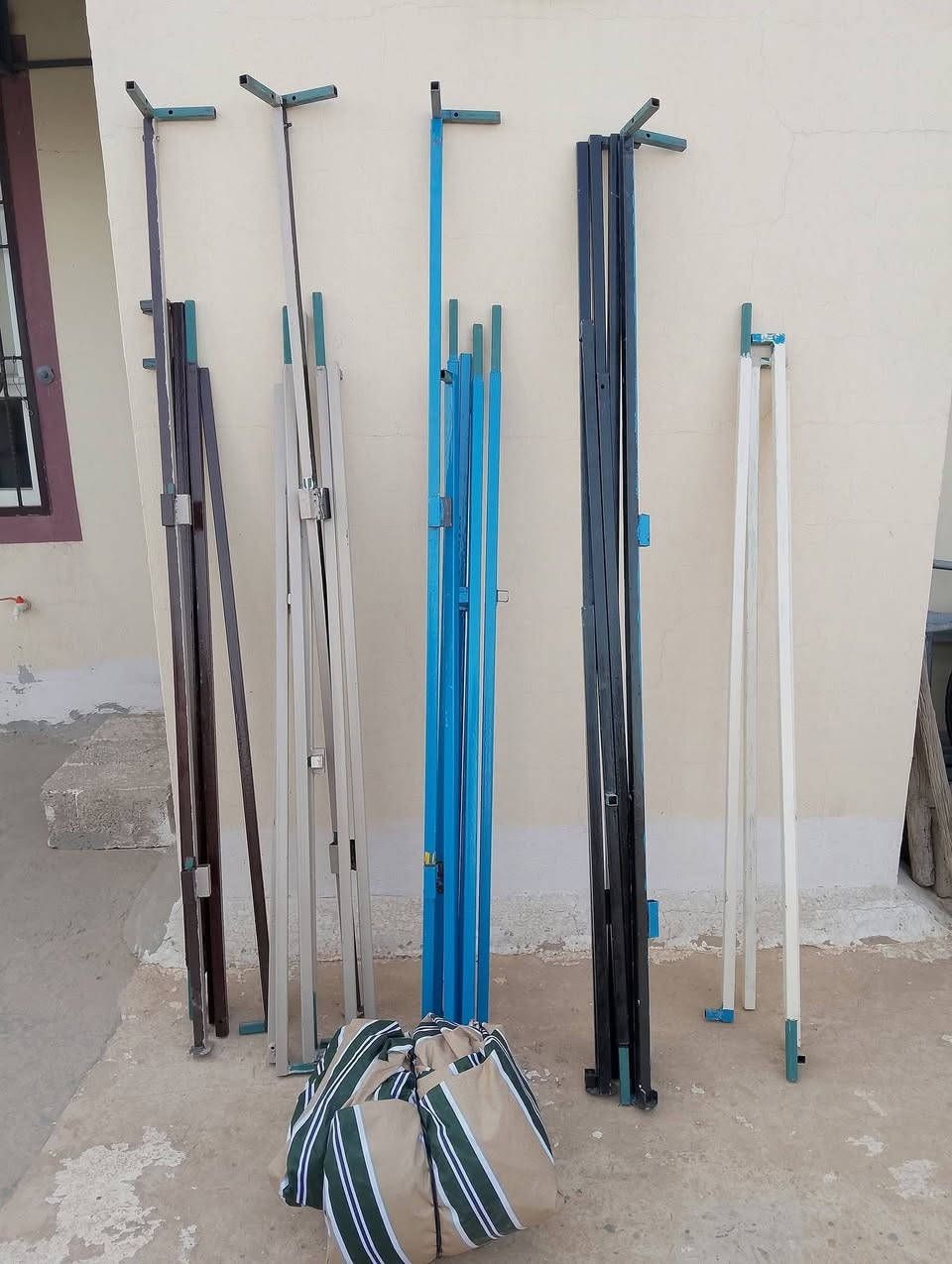 لـلـبـيـع خيمة  سفرات "شغل يد" درجة أولى 🏕️
للأهل الكشتات والسفرات، خيمة تفصال خاص (مو جاهز سوقي) مواصفات عالية ومتينة:
القياس: 3 × 3 متر طول وعرض 
 (ارتفاع مترين) 
المميزات: سهلة التركيب جداً، ومعاها "جادر مطري" يحميك من المطر والهواء.
الخيمة متعوب عليها وتستاهل، اللي يريد يونس عائلته بالسفرات لا يفوتها.
الخيمة نظيفة وجاهزة تشيلها وتطلع بيها لأي سفرة.

السعر: الله شاهد مكلفني 300 ألف، والبيع بـ 150 ألف فقط 

لأي استفسار، يرجى الاتصال على الرقم:
[ ‏‪ ***********‬‏]

