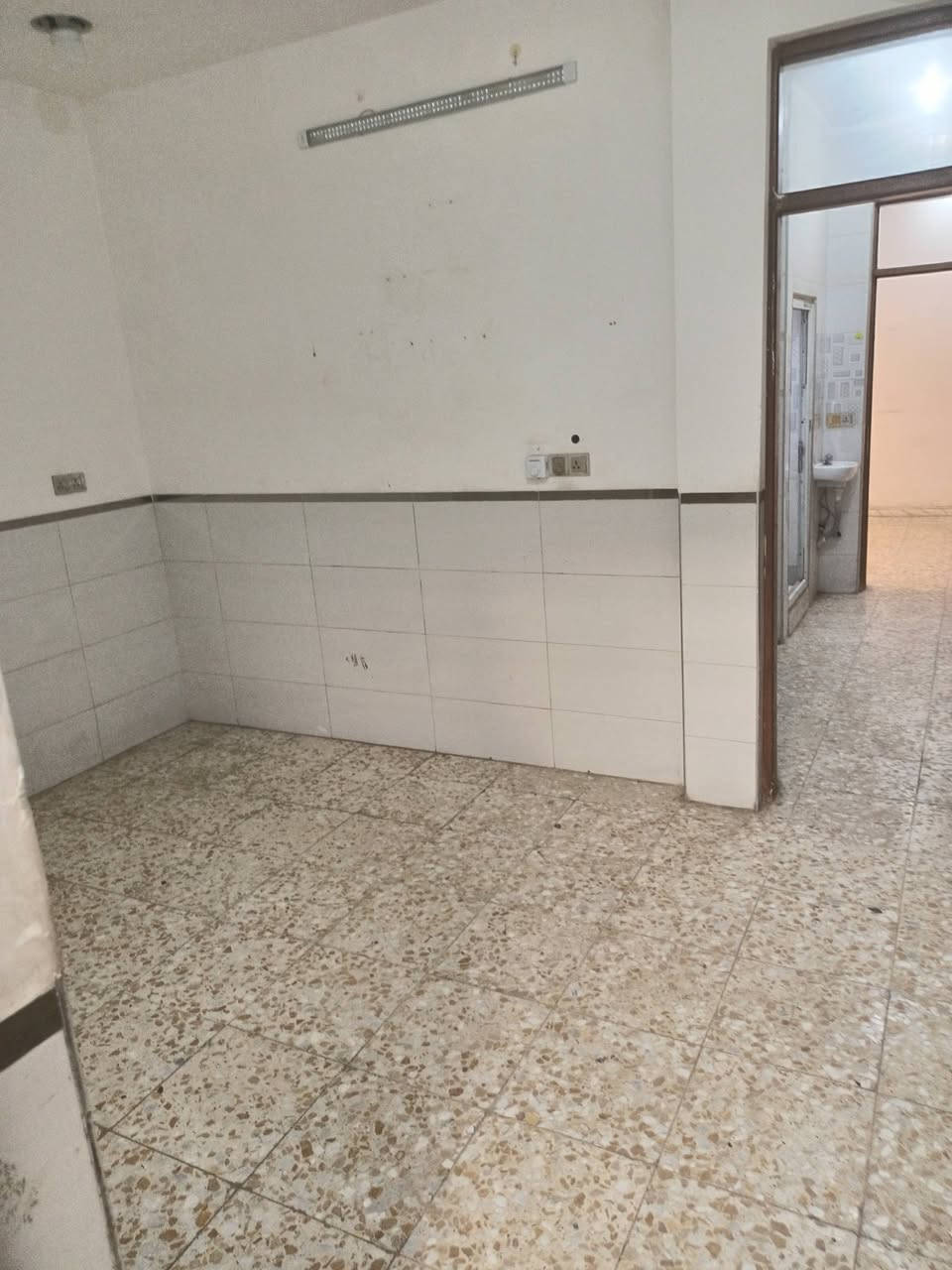 سلام عليكم
مشتمل للإيجار في منطقة الشعب 

مقابل مدرسه السيف العربي 

يحتوي على استقبال ومطبخ وحمام وغرفه منام 

كامل من كلشي واير سحب مولد وماطور مي وسخان 

ونت بس جيب غراضك واكعد

مال عائلة صغيره 

استفسار ***********
