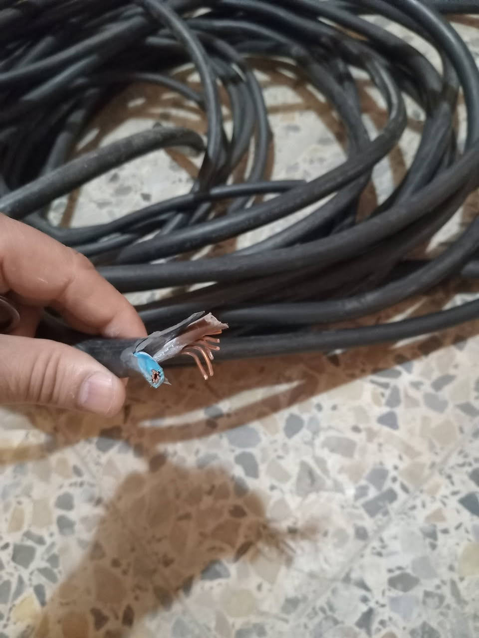 ابواب خشب صاج العدد ٣ القياس ٧٩×٢م باب بلاستك حمام كيبل خطين ٢٠ متر بغداد البياع الشرطة الخامسة ***********
