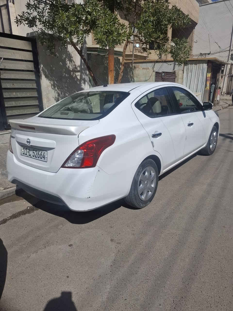 السلام عليكم ورحمة الله وبركاته
عندي نيسان سني هندي موديل ٢٠٢٤ خليجي 
داخلة للعراق شهر السابع 
اللون ابيض 
رقم بغداد بأسمي ثاني يوم احولك
اربع جام كهربائي
كير اوتوماتيك 
شاشة + كامرة 
تبريد شغال 
قطعتين تبريد 
ماشية ٤٥ حقيقي
حدادية ممتازة
السيارة جدآ اقتصادية بالصرف كلة عادي 
بيها طخة بالباب الخلفي عكس السائق هي واكفة بالفرع انطخت
السيارة خير من الله ولا تفكر توكف بالشارع 
السيارة رايدها ١٢٥ وبيها مجال مكاني الغزالية شارع البدالة
للاستفسار 
***********
