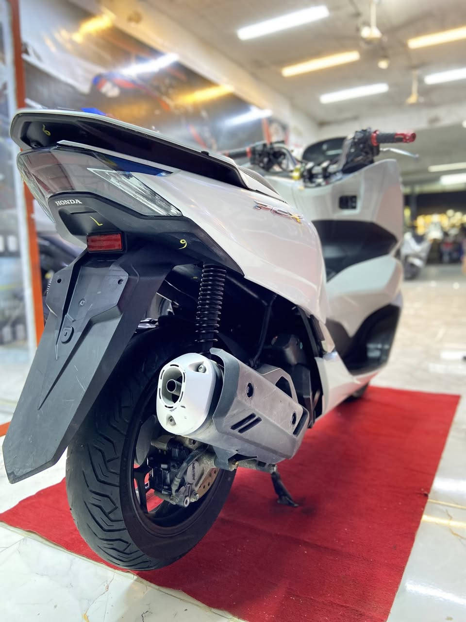 سلام عليكم
دراجه PCX جيل 4 كوري 

دراجه ما مفتوحه مكفوله كفاله عامه 

ماشيه 16 ألف دراجه جديده كلش صار 19 يوم من نازله من المعرض 

مكينه 125  حساس زدحام ستان حساس حساس سرقه تتفئه يدات نظام البريكات ABS 

مكان : بغداد حي البتول 

سعر :15 ونص وبيه مجال 

للتواصل ***********
