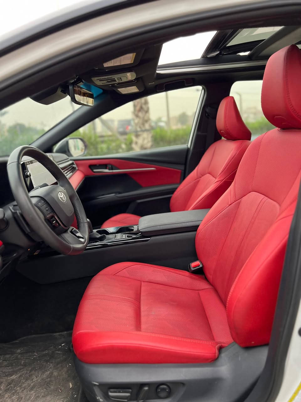 🔥 تويوتا كامري XSE 2025 - ملكة الشارع
للبيع حصراً، كامري XSE .
​الموديل: 2025 (الشكل الجديد).
​اللون: أبيض لؤلؤي / سقف أسود (بلادي).
​الداخلية: جلد أحمر رياضي.
​المسافة: 13 ألف ميل فقط.
​الرقم: بغداد.
​السيارة بحالة جديدة جدا  وجاهزة للتحويل.
​📍 للتواصل والاستفسار:
📞 ***********
