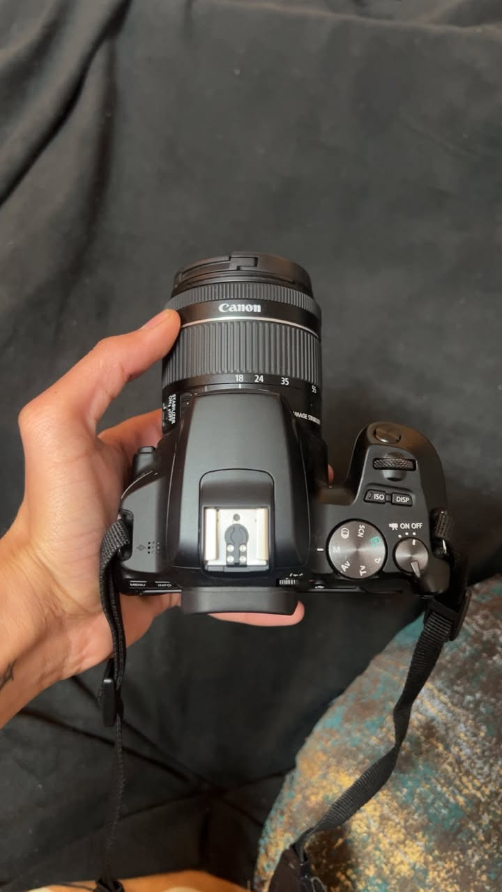 كانون D250 مع عدسه 18 55 اوتو
      اوتو فوكس ومنول نضافه 99%
  سنسر 24 ميكا فديو 4K حقيقي شاشة 
  قلاب ولمس مع خاصية wifi  التركيز 
 التلقائي وضوح وتشبع الوان قوي مع 
شاحنه وبطارية الكاميرا مناسبة لصناعة    
   المحتوى وعشاق السفر والمدرسين 

             ✨️ السعر 600 الف ✨️
        مع حقيبه كتف 
      و رام 16 هدية

        للتواصل واتساب 
***********
