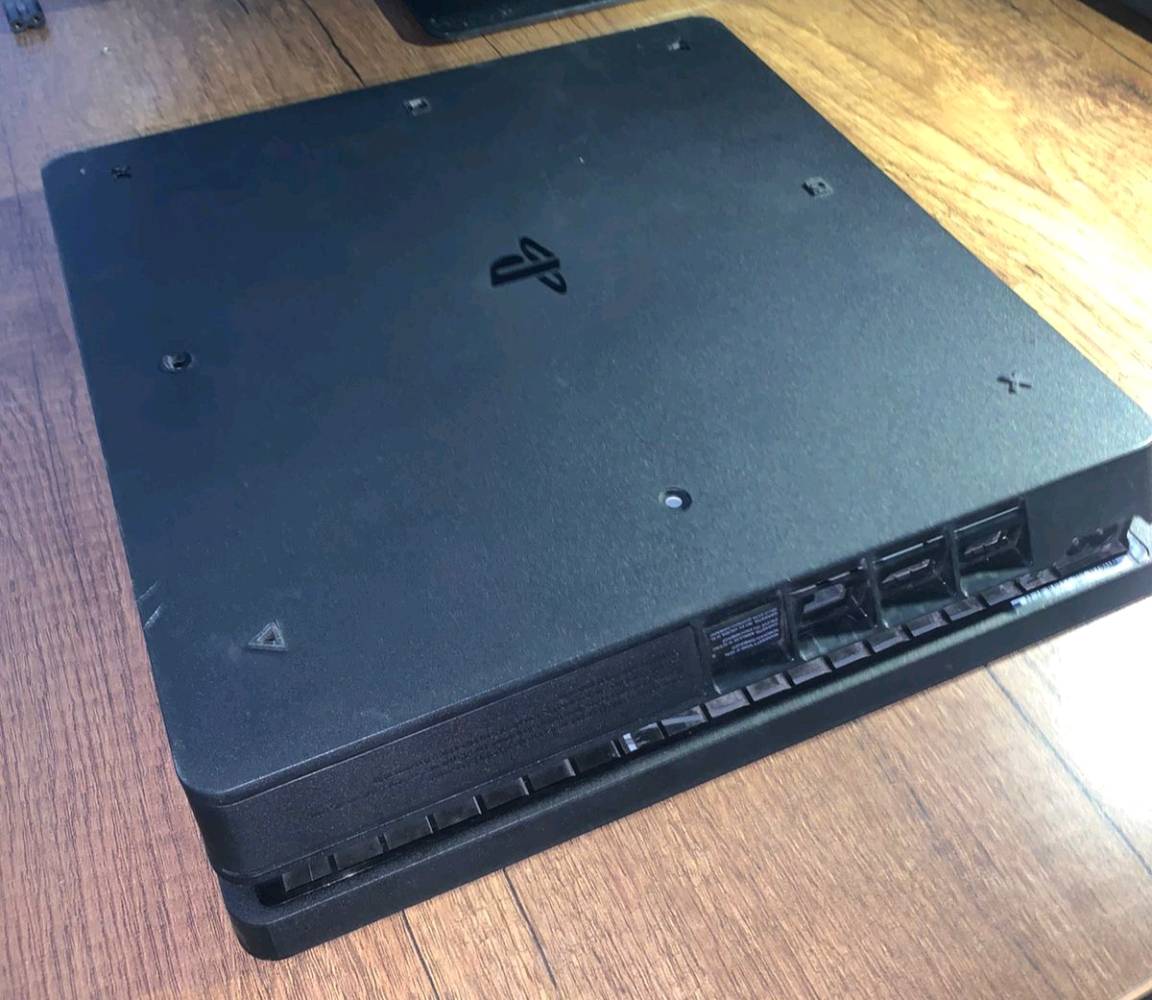 بلي فور سلم اونلاين آخر تحديث
الذاكرة 500 GB 
نضيف مامفتوح بالليبل (اللزكه) مال الشركه 
 استخدام قليل
بغداد الطوبجي