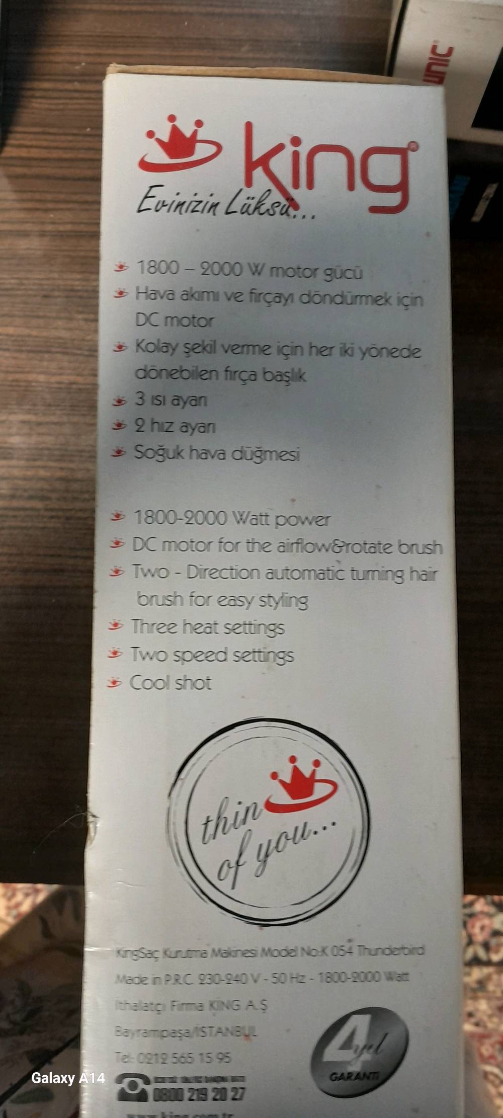 شسوار من نوع King موديل Thunderbird بمحرك DC بقوة 1800 إلى 2000 واط. يتميز الشسوار بفرشة دوارة في اتجاهين لسهولة التصفيف، وثلاث إعدادات للحرارة، وسرعتين. يحتوي على زر للهواء البارد لخدمة مثالية.