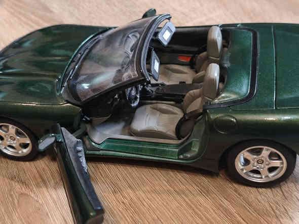 لبيع كورفت C5 موديل 1997 حجم 1:18 زيتوني انتاج ايطالي وزن ثقيل 
40 الف
بغداد الحرية ***********
