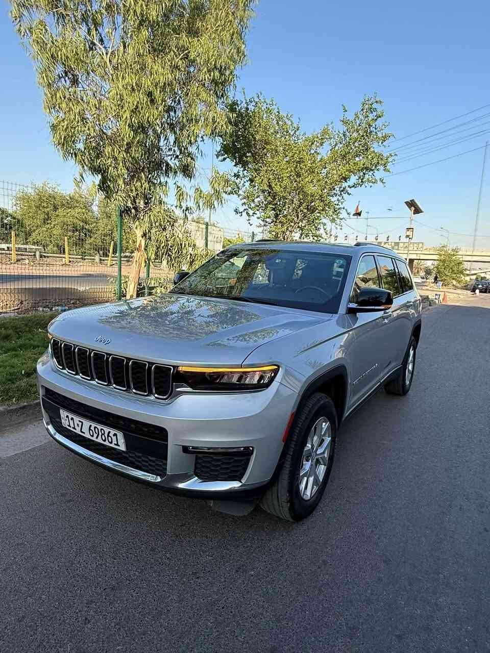 .
السلام عليكم 
جيب كراند شيروكي ٢٠٢٣ L
مكينة 6 سلندر 3600
بدون حادث بدون ايرباك بيها سرقة بابين جهة اليمين 
و راجعات نفس اللون بدون قطرة صبغ بدون ايرباك بجم كبس و السيارة مغلفة ppf يم مركز منتظر الاسدي ضمان ١٠ سنوات فئتها لمتدد فول قمارة حديد 
المواصفات 
لد نهاري 
بصمة دخول ذكي 
مري كهرباء + اشاير بالمري 
رادار جانبي نقطة عمياء + هيتر بالمري 
ويل كب ١٨ 
حساس خلفي 
تحكم ستيرن 
رادار تحديد مسار 
شفتات ستيرن 
مراية اوتو دم 
مقاعد جلد + كهرباء + خزن ميموري 
٣ قطع تبريد 
تدفئة مقاعد + تدفئة ستيرن 
شاشة كبيرة 
كامرة خلفية دوارة 
كير ماوس ٨ نمر 
هاند بريك كهرباء 
اوتو هولد 
درايف مود 
مقاعد خلفية ملكي منفصل 
منافذ شحن tip c + usb
جنطة كهرباء 
وباقي المواصفات المعروفه 
السيارة جديدة ماشية ٧٥ الف كيلو 
صدر كير مكينة كهربائيات تبريد كله كفالة شرط الفحص 
السيارة بأسمي تحويل ثاني يوم 
مكانها الكرادة بارك السعدون 
السعر 300 و بيها مجال 
***********
