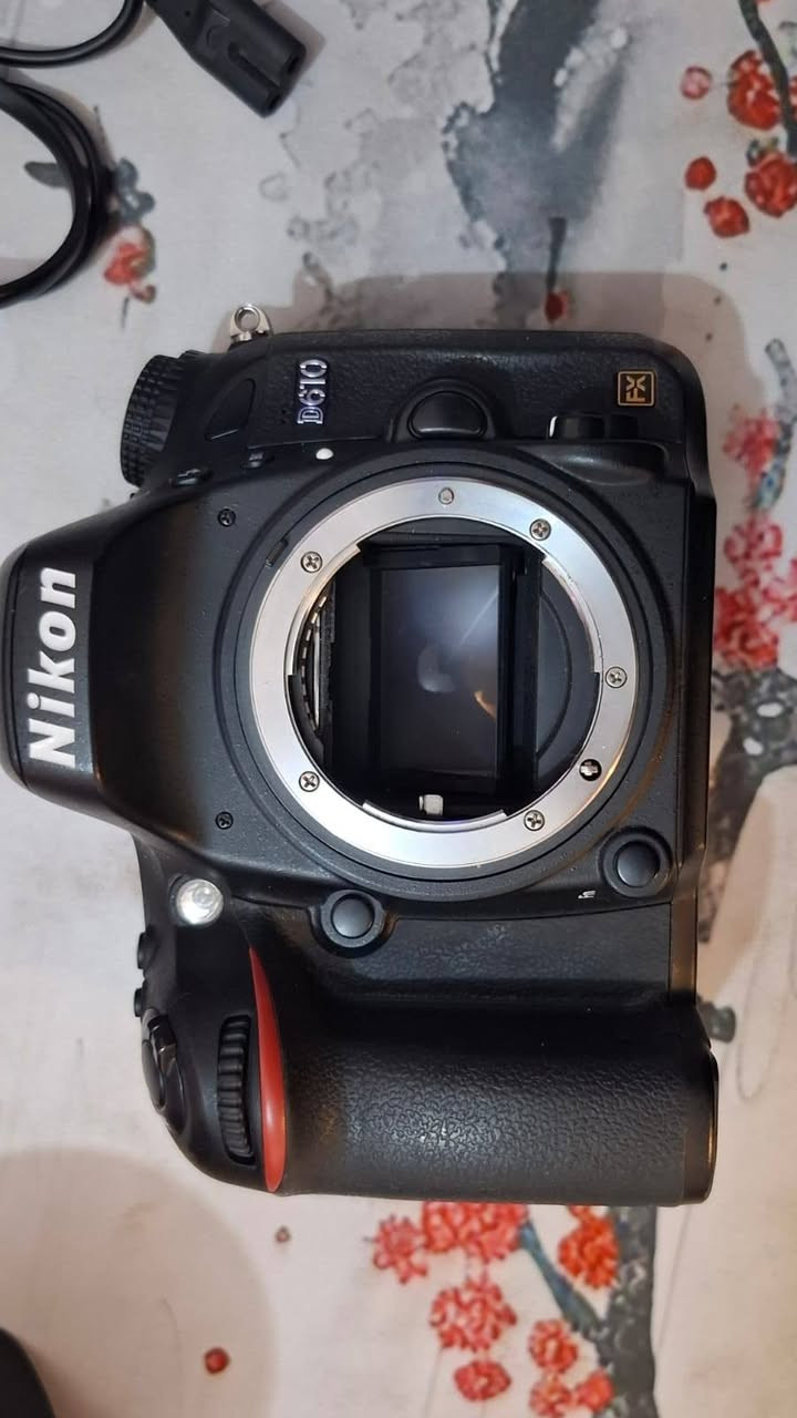 كامرا نيكون 610D فول فريم نضافة 99%
السعر 600 الف 
وعدسة 24-120mm
السعر 650 الف
المجموع 1.250.000
وبيها مجال 
الملحقات 
جنطة 
حزام 
بطاريتين 
شاحنه خارجية 
رام 32
للاستفسار 
***********
