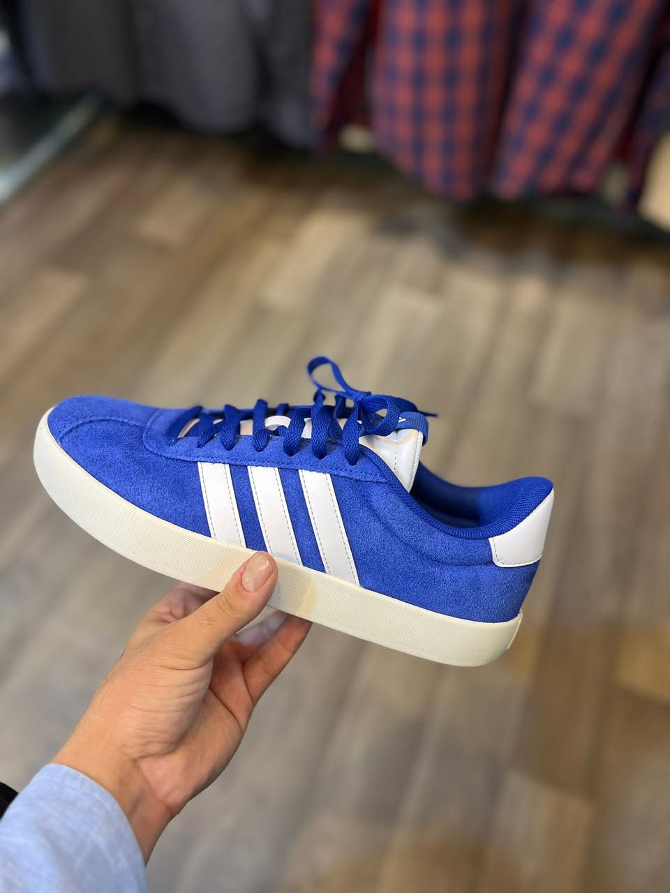 حذاء من ماركة اديداس ❤️‍🔥adidas اورجينال ١٠٠/١٠٠ 
القياس  ٤٢ 
غير مستخدم 
يوجد توصيل جميع المحافضات 🚕🚕

لطلب  راسلني عل خاص مع كل الاحترام


**إذا كنت صاحب هذا الإعلان وتريد حذفه لأي سبب، رجاءا أرسل رسالة إلى الدعم الفني**