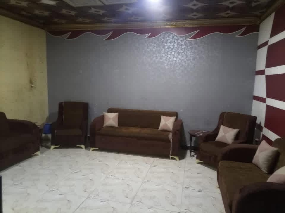 سلام عليك شباب  بيت سكن للبيع المكان كم سارة قرب خط السريع بيت ترميم جديد مساحة ١٥٠ موقع مميز مو شراي لا يخابر رقم هاتف *********** السعر 55
