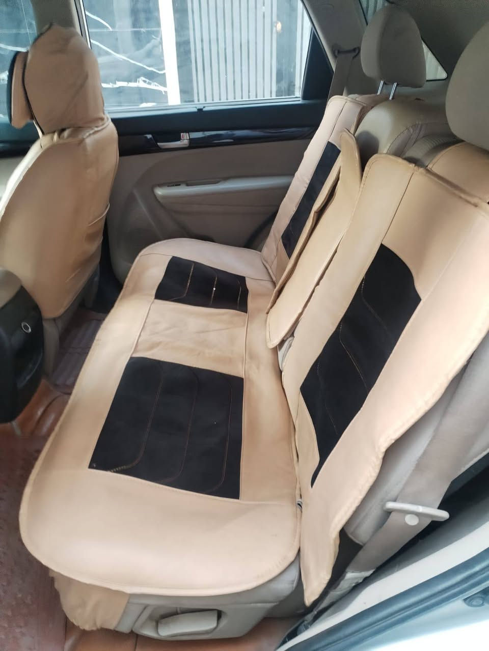 سورنتو موديل 15 سيارة مكفورلة  كير مميزه  مكينة ٢٤٠٠ دوش المرغوب سيارة حلوة وماناقصه شي مواصفات حلوة تحكم كامرة حساسات دزك ويل كب سيارة حاكية شاشة  اشاير بالمري وبعد بيه مواصفات اهواي السعر 163 وبيها مجال تخم تاير سبعة راكب تبريد ثلاث قطع سيارة مال جناي ومالت عائلة وبالعافية عل الياخذهة الشراي يتصل مكاني الدوري ابو طيارة ***********
