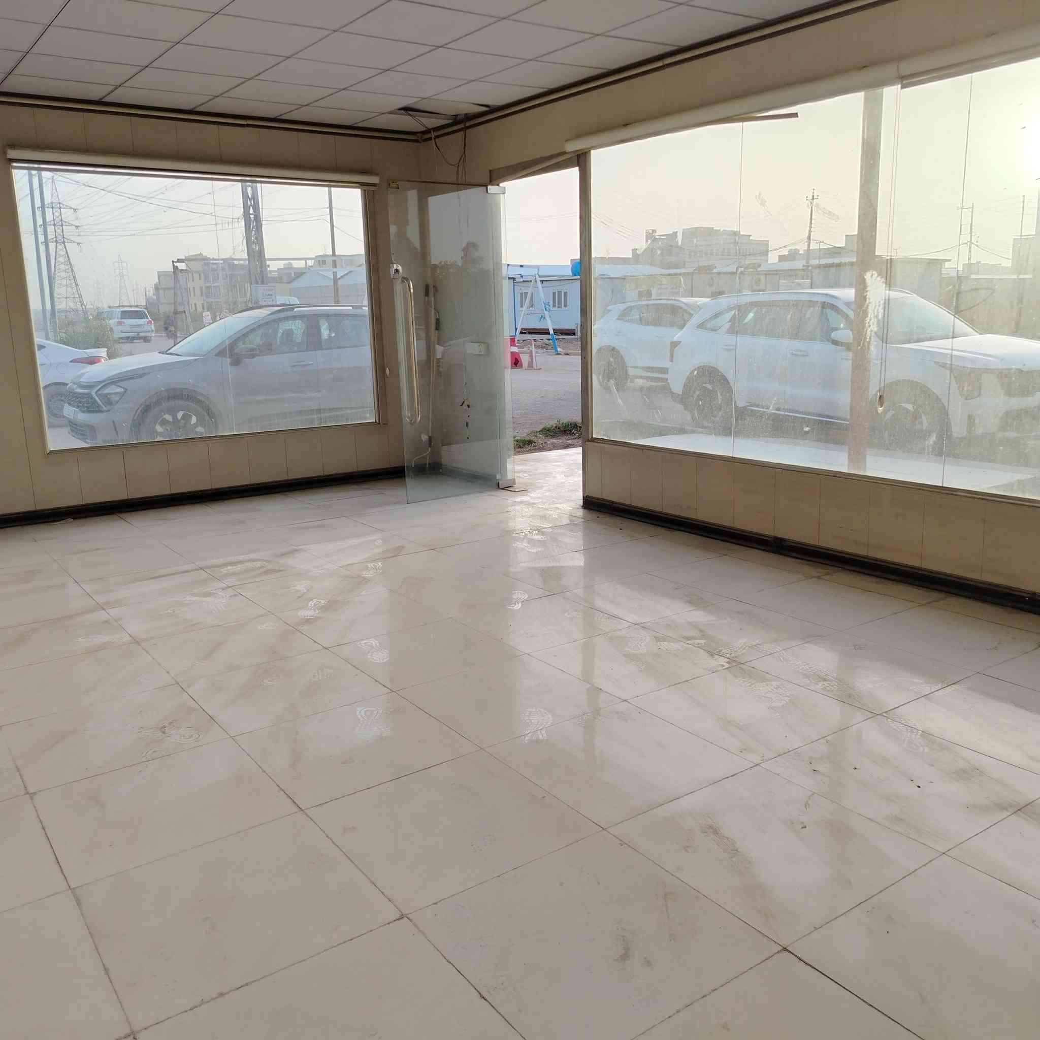 السلام عليكم من رخصة الادمن الكريم  مكتب او كرفان  نضيف جدا ٨ *١٠  يحتوي على صالة كبيرة  غرفتين  وحمام   للايجار  الشارع الرئيسي  مدخل حي دجله   قرب نقطة السيطرة  جاهز ماء وكهرباء 
سعر الايجار ٥٠٠  الف
يصلح معمل او ورشة او مكتب  حسب الحاجة 
تلفون ***********
