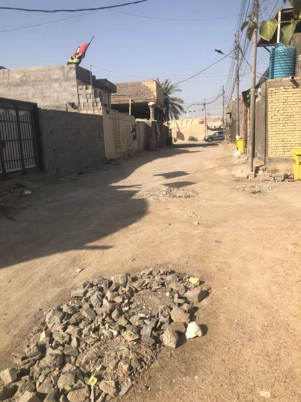 دار مساحته 200 م غرفتين  وديوانيه ومطبخ حار بارد وصحيات داخليه وخارجيه و كراج يبعد عن شارع الرئيسي الاربع سايدات 80 متر وعن شارع الكباسي الوسطى  40 متر  بسعر 150 مليون وبي مجال عنوان بدايه شارع الكباسي للاستفسار الاتصال على الرقم *********** او على واتساب
