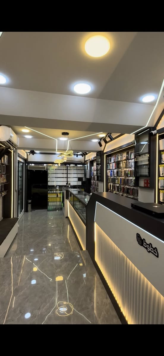 ديكور محل موبايلات للبيع
جماخانات 2 
7 ميز مع ميز صيانه مع 4 ميز عرض بضاعه
بوردات تعليق كفرات 
***********
***********
