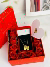 مسك إبراهيم القرشي • هدية حب • ورد أحمر