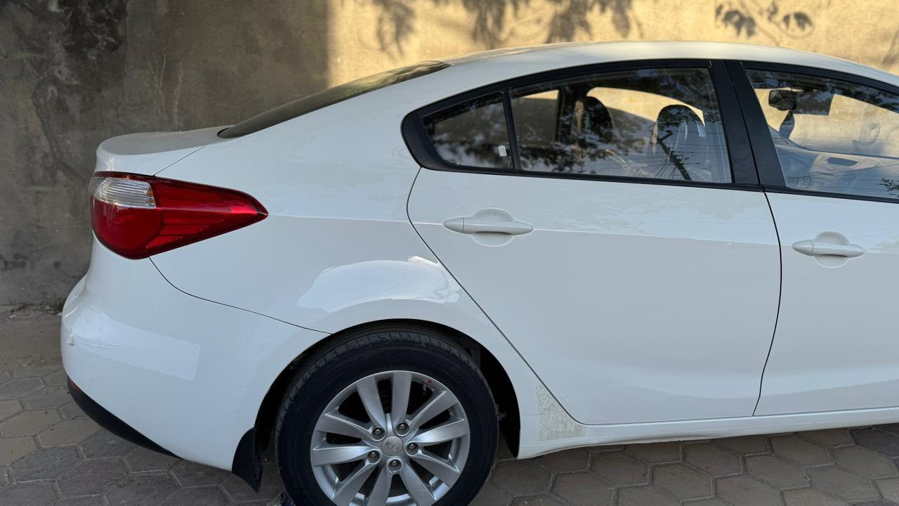 السلام عليكم كيا سيراتو 2015 رقم بصرة دولي كفاله عامه عدا كارت اربع اصابع بداير الخلفي  الباقي كفاله عامة  سيارة جديدة حيل. ماشيا170 حقيقي محرك1600 ما مفتوح  شرط ع وظع الشركة تبريد ثلج السعر126 مكاني ناصرية مركز ***********
ملاحظة السياره بلواقع احلا من الصور
